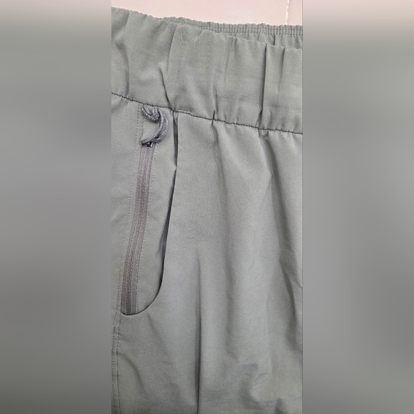 Patagonia Women's Terrebonne Joggers in Rock Geeen - Picture 9 of 11